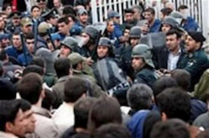 الطلاب الإيرانيون يستقبلون أحمدي نجاد في جامعة طهران بهتاف «الموت للديکتاتور»
