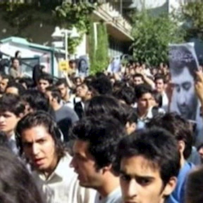 طلاب الجامعة التکنولوجية بطهران وطلاب من الجامعات الأخری يتظاهرون ضد النظام الغاشم