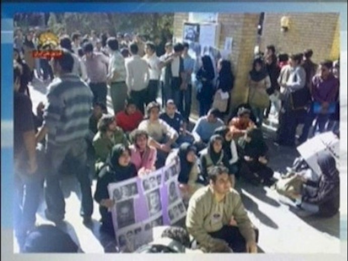 طلاب جامعة العلوم والتکنولوجيا بطهران يربکون خطاب احمدي نجاد