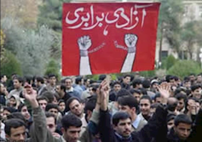 أکثر من 3 آلاف من طلاب جامعة طهران يتظاهرون هاتفين «الموت للديکتاتور»