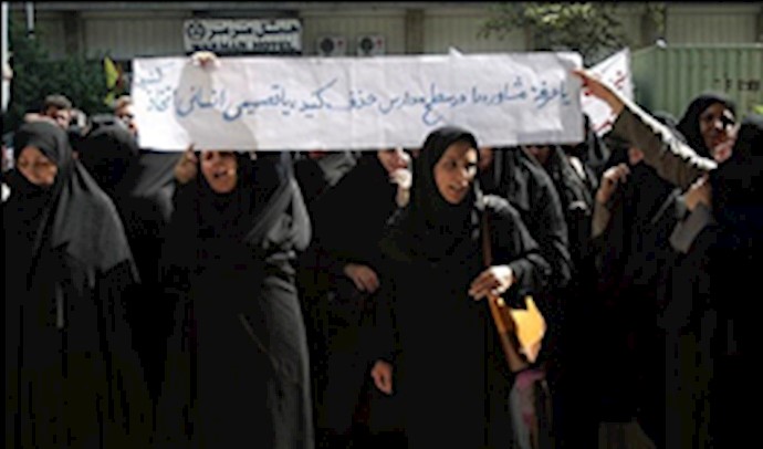 مظاهرات حاشدة للمعلمين في طهران ومختلف المدن الإيرانية احتجاجًا علی سياسات النظام الإيراني القمعية وأوضاعهم المعيشية المتدهورة