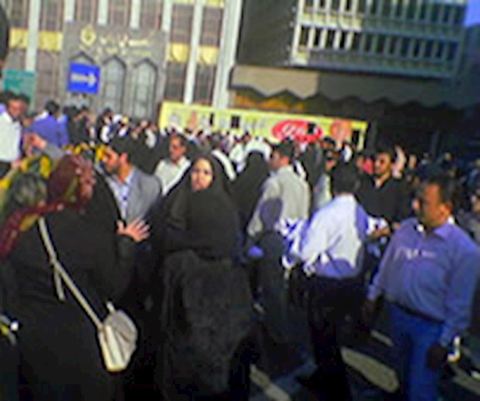 عوائل السجناء السياسيين تنظم تجمعًا أمام مقر ممثلية الأمم المتحدة في طهران احتجاجًا علی سوء معاملة السجناء
