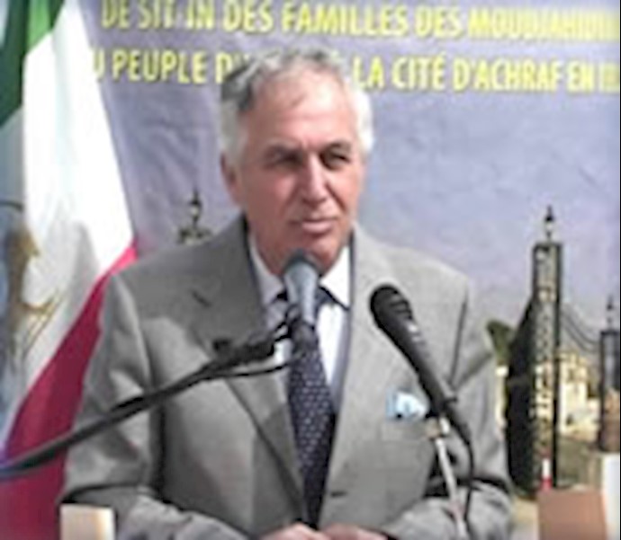 السيد احمد الغزالي رئيس الوزراء الجزائري الاسبق أمام المعتصمين الإيرانيين في جنيف:
رغم کافة الضغوط المفروضة علی مجاهدي خلق فانهم سينتصرون لکون نضالهم نضالاً عادلاً