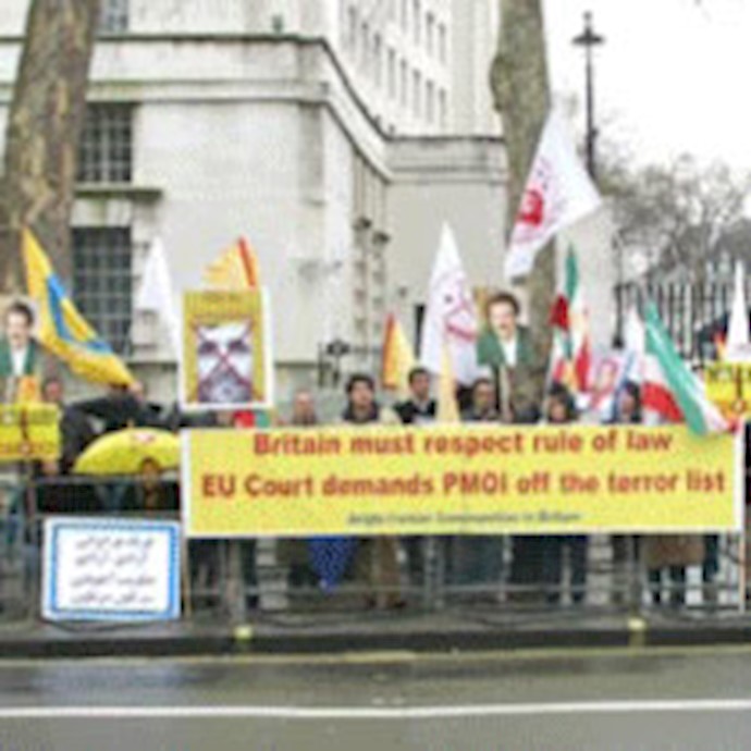 في اليوم الثاني والثلاثين من مظاهرتهم في لندن
أبناء الجالية الايرانية يدعون الی شطب اسم مجاهدي خلق من قائمة الارهاب معربين عن تضامنهم مع الانتفاضات داخل إيران