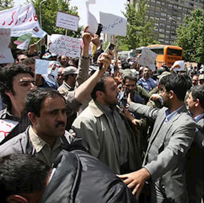 عمال معمل القصب السکري في جنوب غربي إيران يرغمون السلطات علی الموافقة علی صرف أجورهم المتأخرة