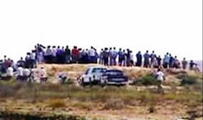 أهالي ميناء شمالي إيران يهاجمون مبنی القائممقامية ويحطمون واجهاته وعجلات حکومية