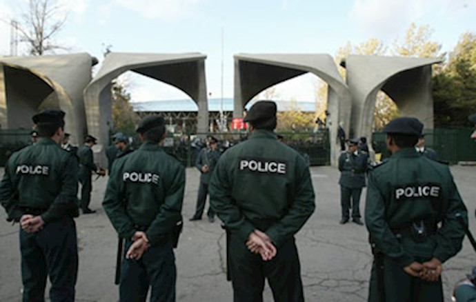 طلاب جامعة الفنون في طهران يضربون عن الطعام