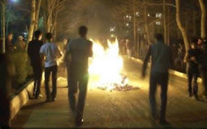 الإيرانيون يحتفلون بليلة الأربعاء الأخير من العام الإيراني بشعارات ضد نظام الحکم