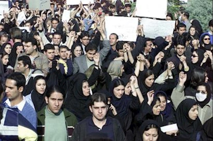 تحرکات احتجاجية للمعلمين والطلاب في طهران ومدن إيرانية أخری