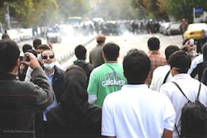اشتباک المواطنين في طهران مع قوات القمع في شارعي «ولي عصر» و«مطهري»
