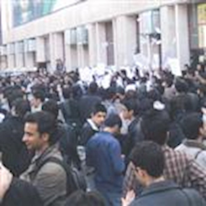 اعتصام مئات الطلاب في طهران هاتفين «الموت للديکتاتور»