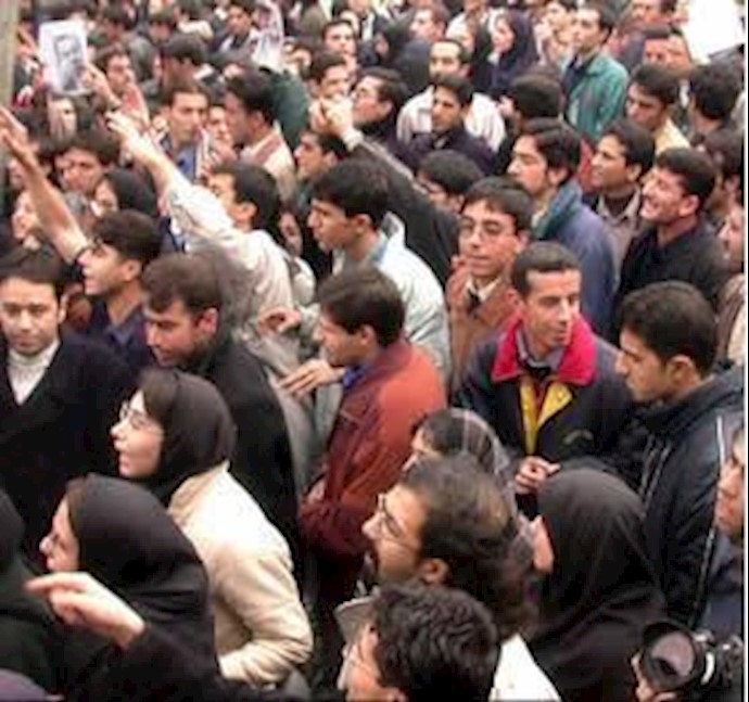 مظاهرات واحتجاجات طلاب وجامعيين في إيران ضد النظام