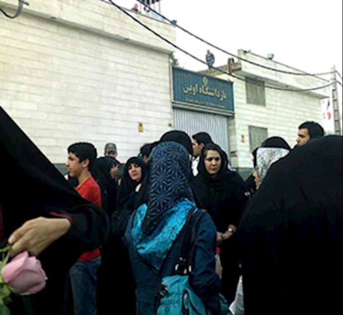 تجمع احتجاجي لعوائل المعتقلين أمام سجن إيفين وما يسمی بـ «محکمة الثورة» في طهران