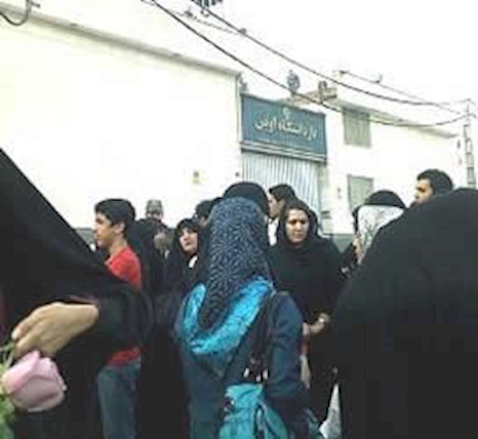 ألفان من أفراد عوائل المعتقلين يتظاهرون أمام سجن «إيفين» في طهران