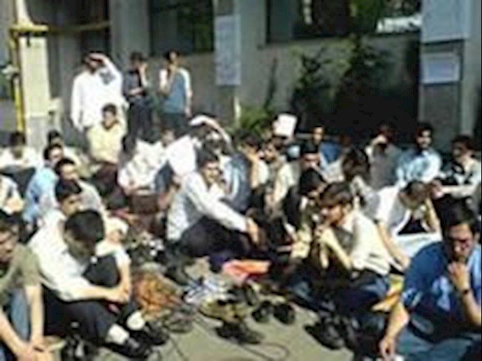 تجمع عمال مصنع للغزل في شمال إيران احتجاجًا علی عدم صرف أجورهم