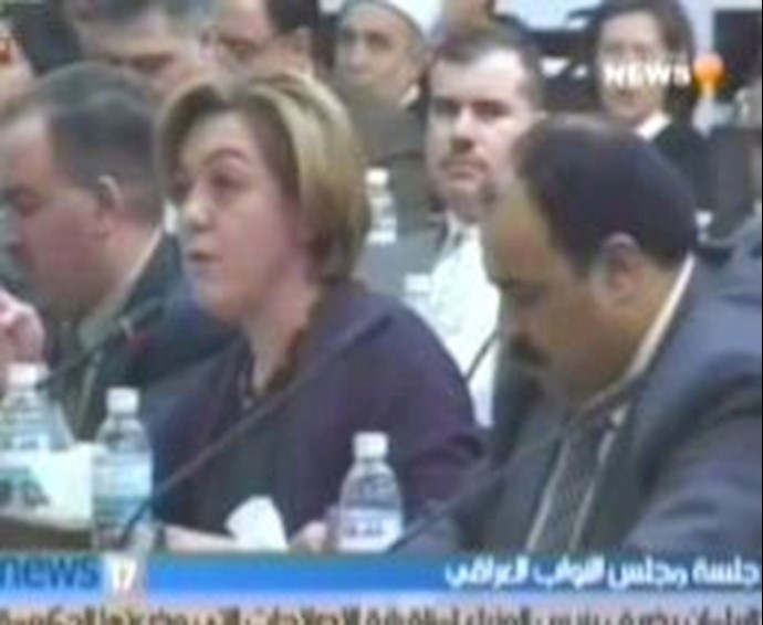 النائبة العراقية الدملوجي تحتج في البرلمان بوجه المالکي علی قمع المتظاهرين خاصة الصحفيين