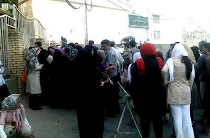 تجمع عوائل المعتقلين خلال جنازة سحابي أمام سجن إيفين طلبًا لإطلاق سراح ذويهم