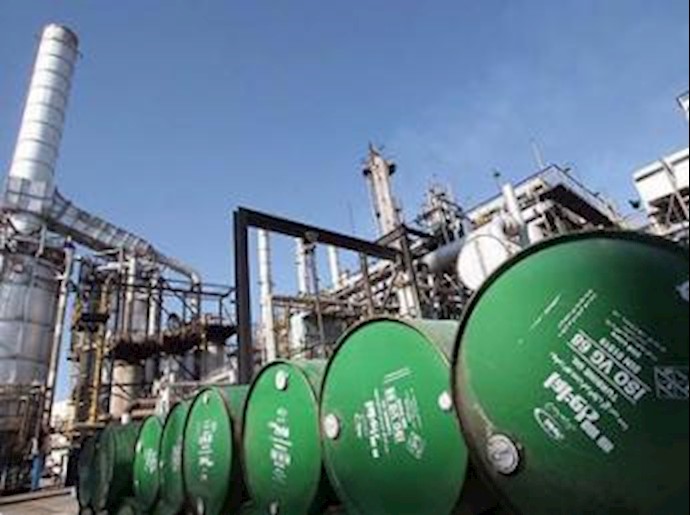 الهند تخفض شراء النفط من النظام الإيراني إثر مقاطعة بنکه المرکزي