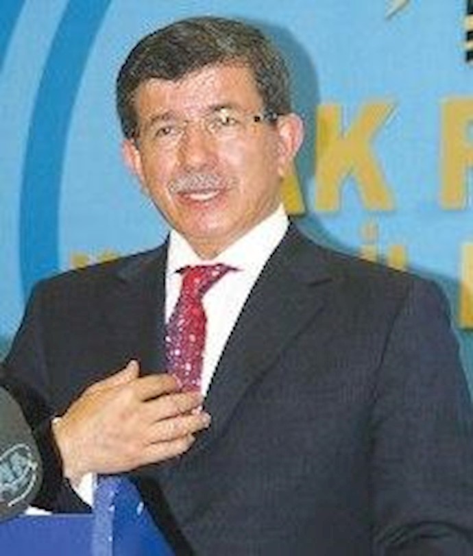 داوود أوغلو: الأسد لم يعد يحکم.. لکنه بالکاد يکافح للبقاء بالقوة والإرهاب