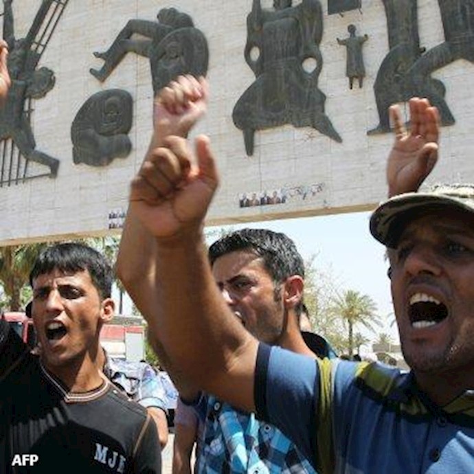 مجاميع من المواطنين العراقيين تتوافد علی ساحة التحرير للتظاهر واحياء لذکری شباط الماضي