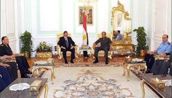 مرسي يلتقي طنطاوي.. ومشاورات لاختيار فريقه الرئاسي والحکومة