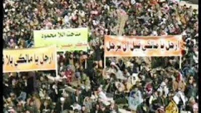 آلاف العراقيين يتظاهرون ضد المالکي
