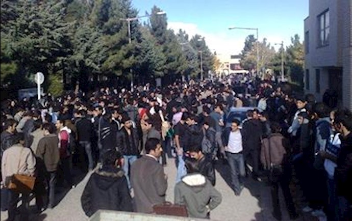 احتجاج طلاب جامعة شاهرود علی سياسة الکبت والتنکيل والاجواء الأمنية في الجامعة