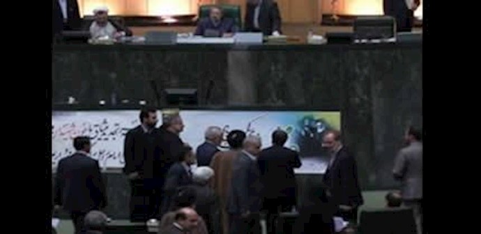 مشادة کلامية بين نجاد ورئيس البرلمان الإيراني