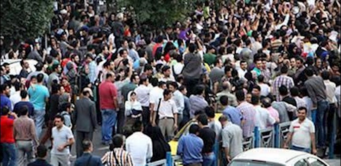 العمال المفصولون في مدينة «شهر کورد» في ايران ينظمون تجمعا احتجاجيا