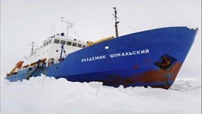 سفينة روسية عالقة في الجليد