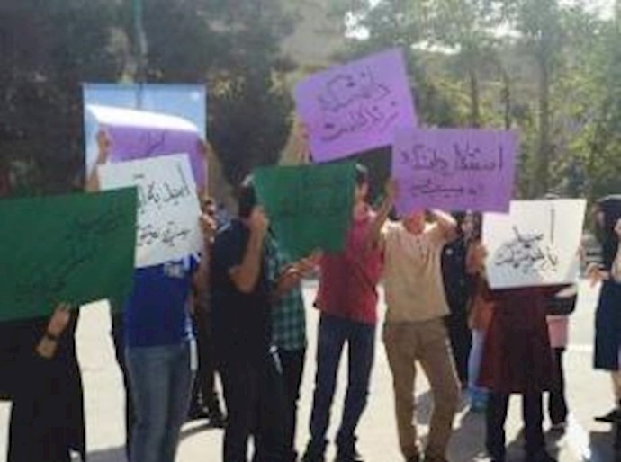 إيران: احتجاج الطلاب متزامنا مع حضور الملا روحاني في جامعة طهران