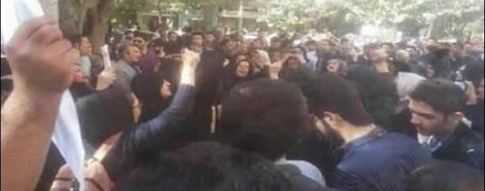 الإضرابات والحرکات الاحتجاجية في مختلف المدن الإيرانية ضد الاعتداء الحکومي برش الحامض، ورسالتها؟