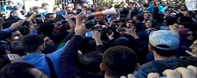 تجمعات وتظاهرات احتجاجية للنساء والشباب في مدينتي مشهد ورشت