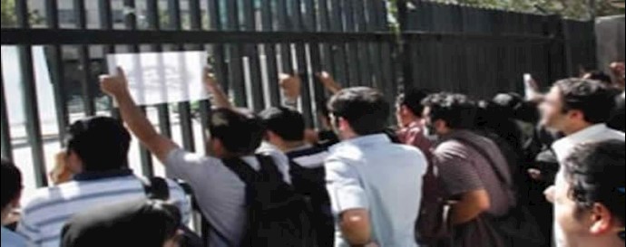 طلاب جامعة العلوم والصناعة بطهران ينظمون تجمعا احتجاجيا ضد رش الحامض علی النساء