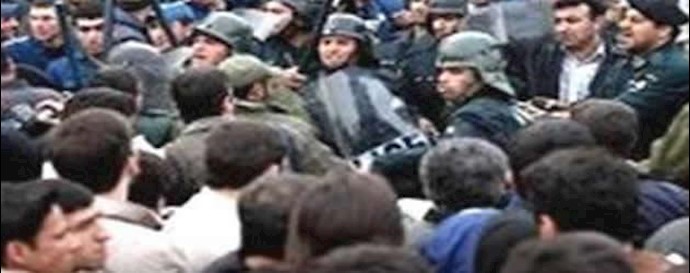 إيران: احتجاج علی الاعتداء برش الحامض في ساحة انقلاب (الثورة) بالعاصمة طهران