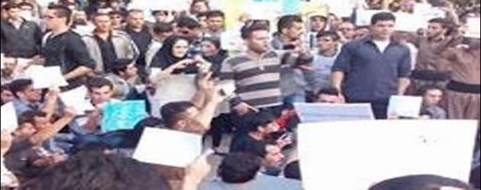 ايران: تظاهرات أهالي مدينة سقز الغاضبين ومواجهة قوی الأمن بشعار «الموت للديکتاتور»