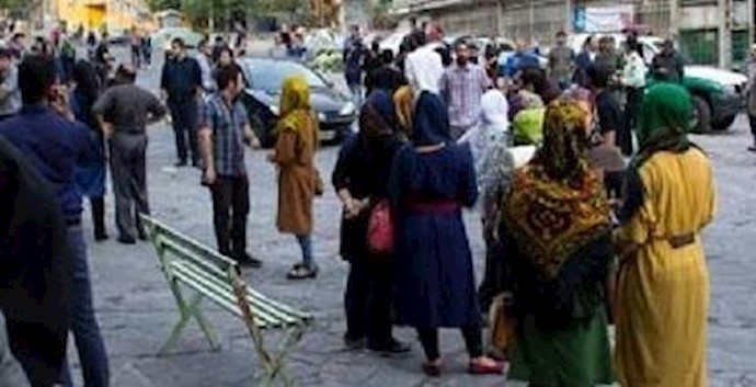 إيران: اشتباکات بين الشباب و عناصر النظام في منطقة دربند لمدينة طهران