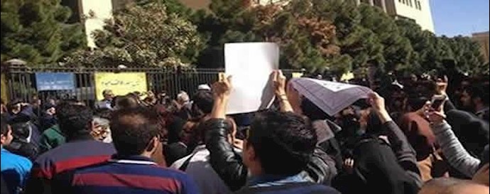 ايران- خوف نظام الملالي من الاعتراضات ضد”رش الحامض” علی لسان خطيب صلاة الجمعة في مدينتي آران و بيدکل