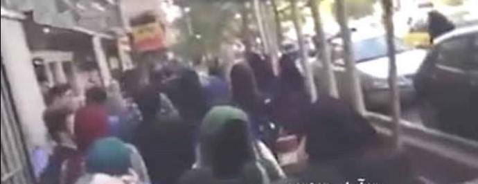 ايران: عملية کر وفر بين النساء الباسلات وقوات القمع في ساحة فاطمي بطهران بشعار: « من يقوم برش الحامض عميل ولا أمن لنا»