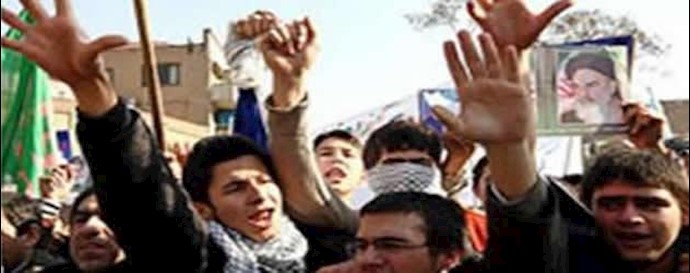 إيران- أحد عناصر الباسيج في مدينة مشهد يرش بغاز الفلفل في وجه شابتين