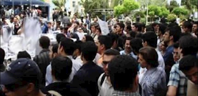 ايران- اشتباکات بين الشباب في طهران مع رجال القمع في کافي نت في قصر نياوران