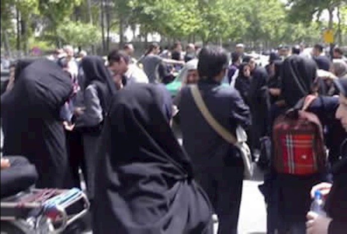 ايران- تجمع احتجاجي لعدد من طالبي شراء شقق «مهر» السکنية أمام مبنی برلمان النظام الإيراني