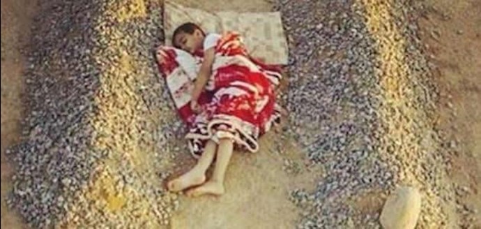طفل سوري ينام بين قبري والده ووالدته!