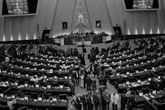 مازق کابينة الملا روحاني في تقديم ميزانية عام 1394 الايراني ( 2015 ) الی البرلمان الإيراني