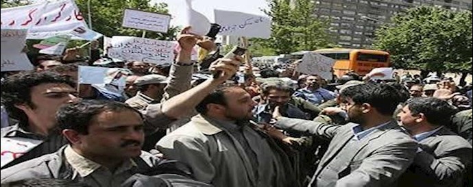 احتجاجات شعبية علی عدم إيداع حقهم للتأمين في مدينة قزوين