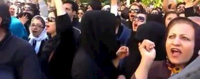 ايران-نساء منتفضات بمدينة اصفهان ضد رش الحامض من قبل عناصر النظام الإيراني