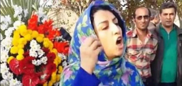 کلمة «نرکس محمدي» المحامية الإيرانية في مراسيم إحياء الذکری الثانية لاستشهاد «ستار بهشتي» علی قبره في طهران وبحضور أم الشهيد