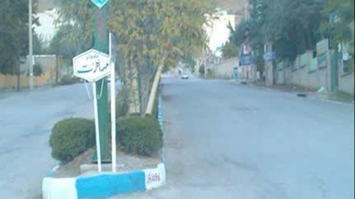 ايران-تمزيق أوراق التغريم من قبل عدد من الشباب واشتباکهم مع رجال الأمن في خرم آباد