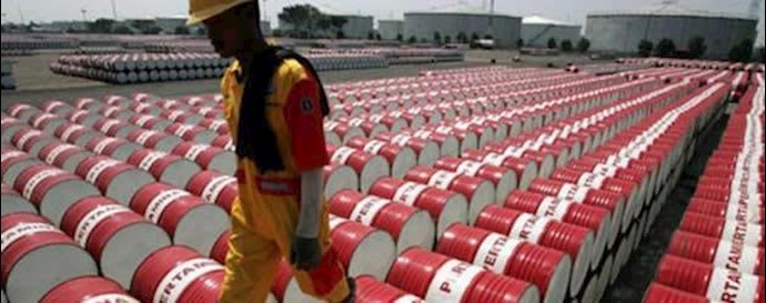 الذهب يهبط 1% مع هبوط النفط وصعود الدولار