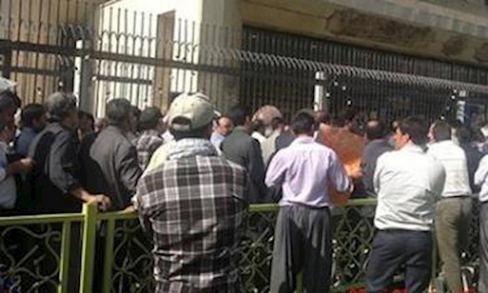 ايران- احتجاج جمع من أهالي مدينة رشت بشعار الموت للديکتاتور